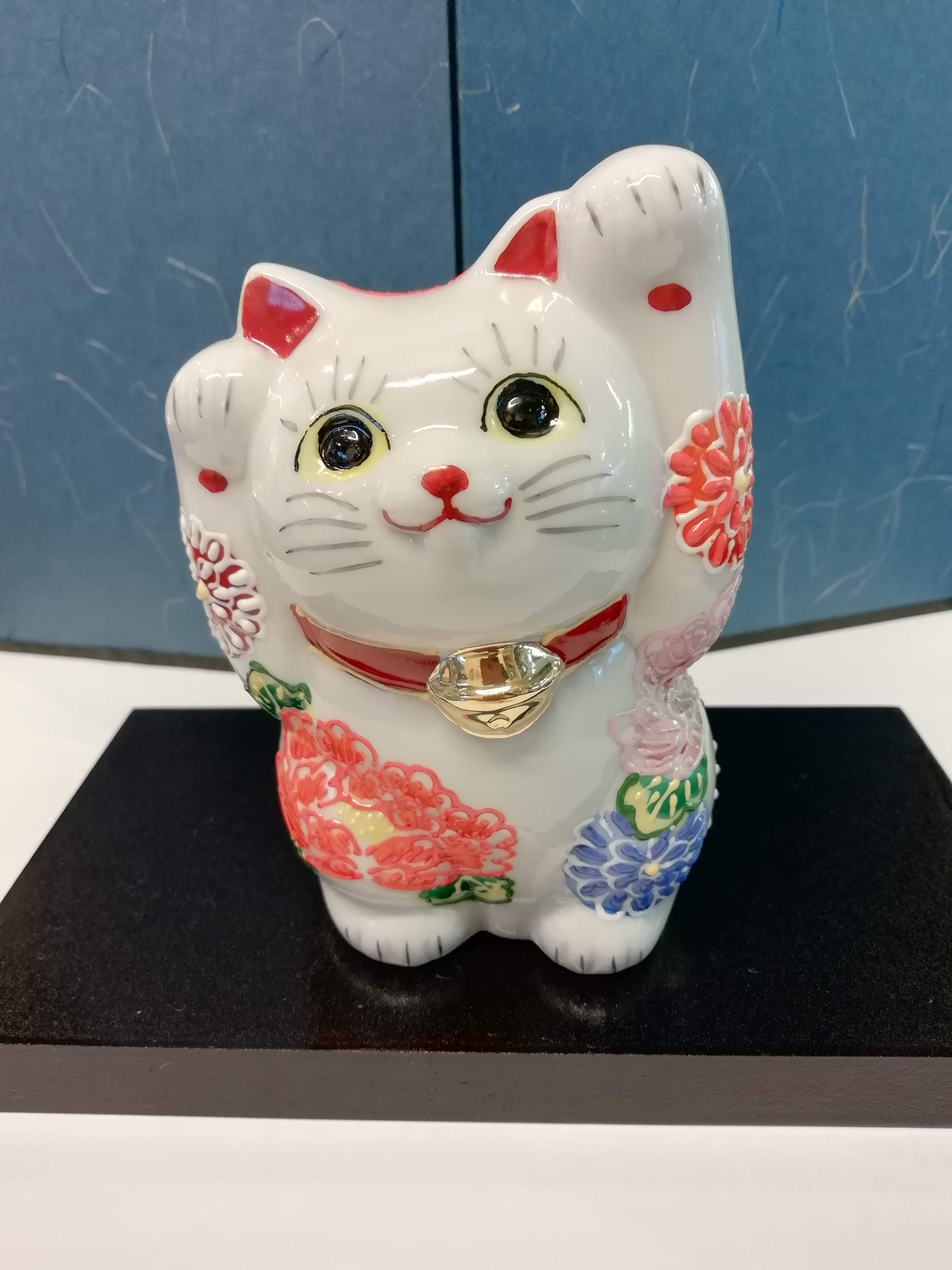 九谷焼 招き猫 両手花づくし | 九谷巴公式ネットショップ